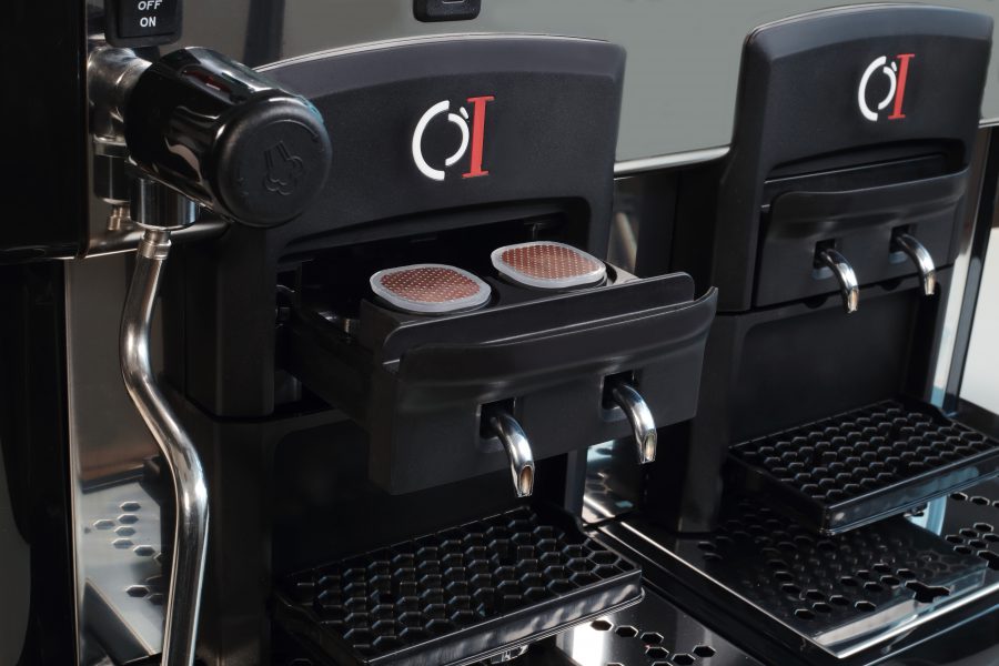 Close up van een horeca machine met lade waar de capsules worden geladen