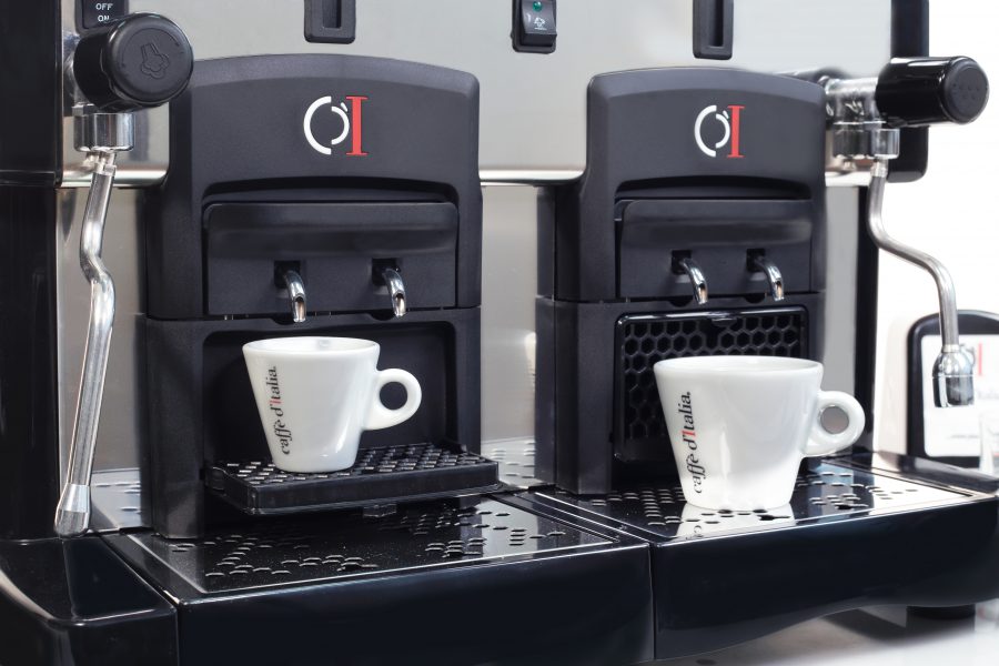 Closeup horeca koffie machine met kopjes