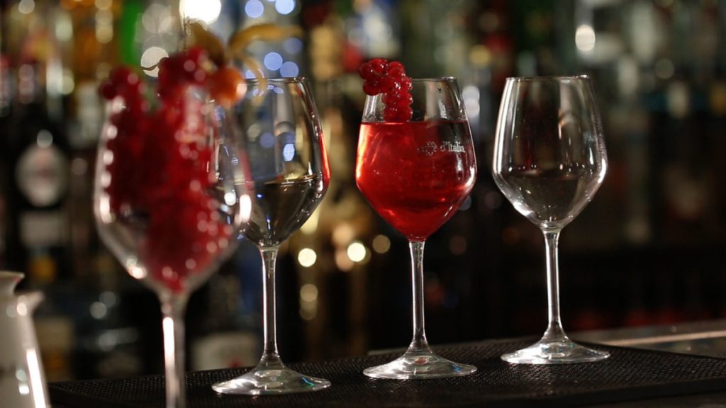 cocktail Bosco Spritz staat klaar op de bar