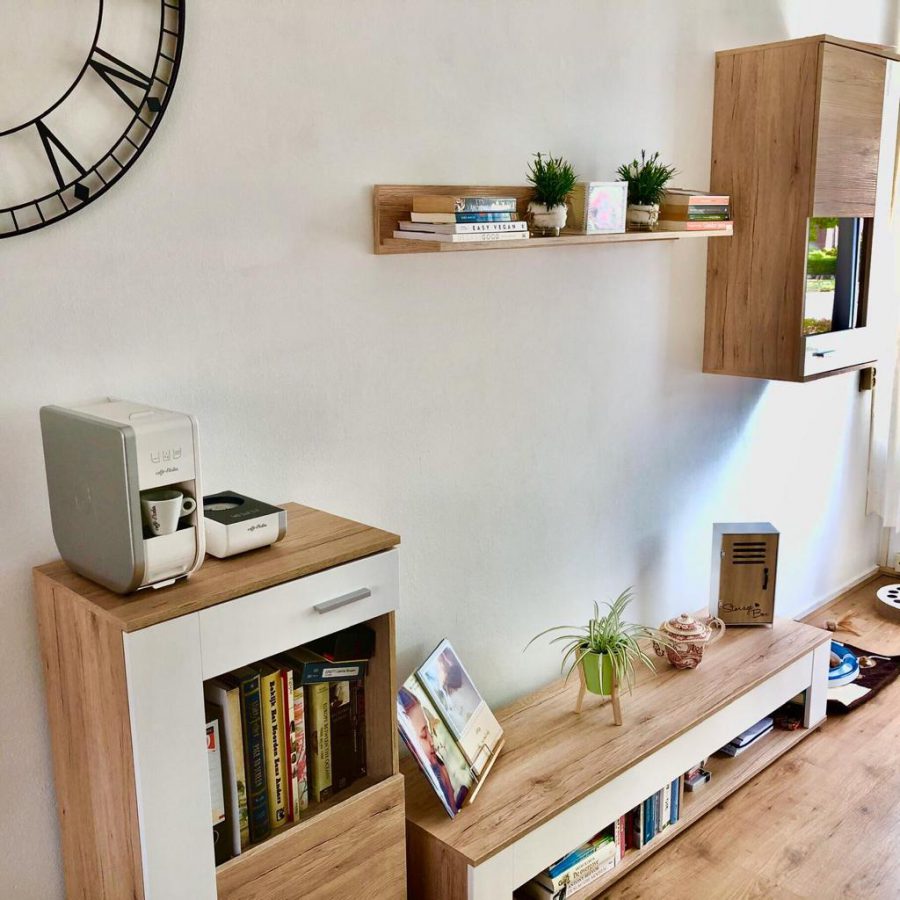 Witte Magica en Mago in een woonkamer van een B&B