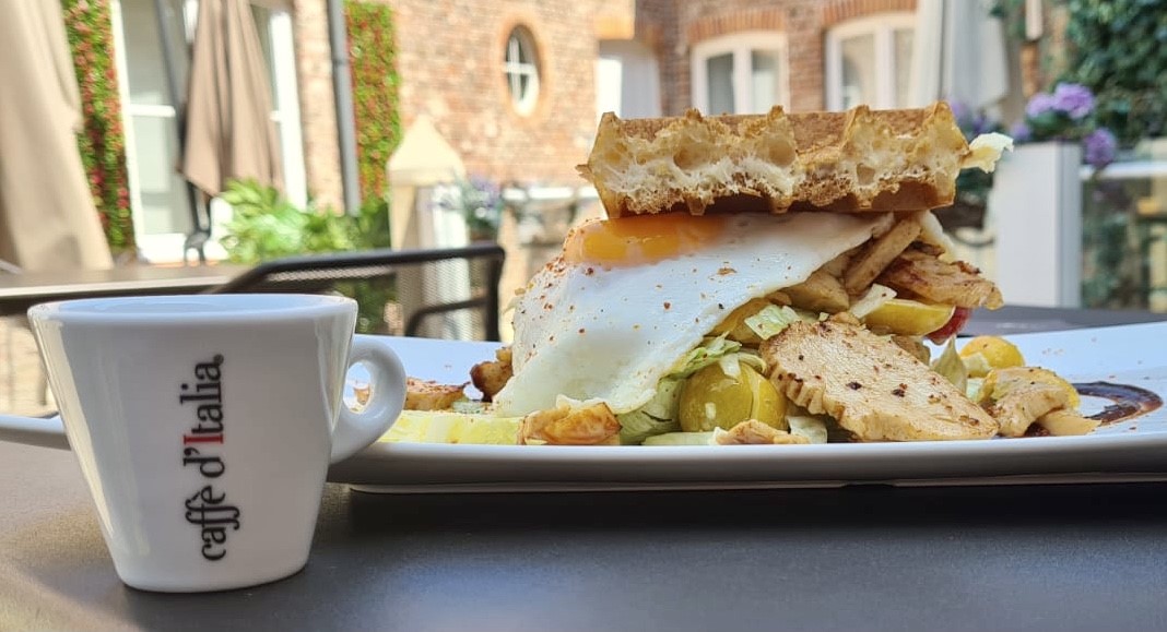 Caffe d'Italia mok met een gezond belegd broodje met ei