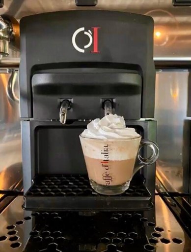 Italiaanse koffie met room gemaakt met een van onze koffiemachines