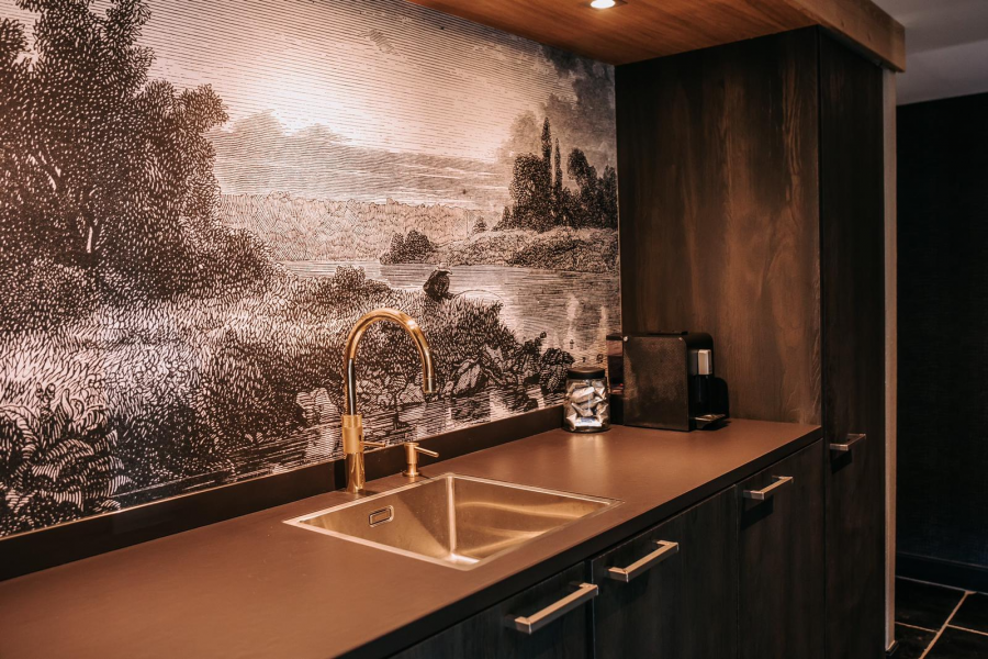 Zwarte Chikko koffiemachine in stijvolle keuken met mooie muurkunst