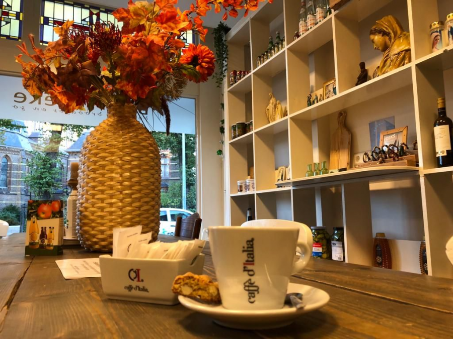 't Boerinneke koffie uit horeca koffiemachine kopje op tafel met bloemen
