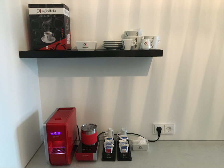 Rode Magica en Mago op een aanrecht omgeven met koffie producten