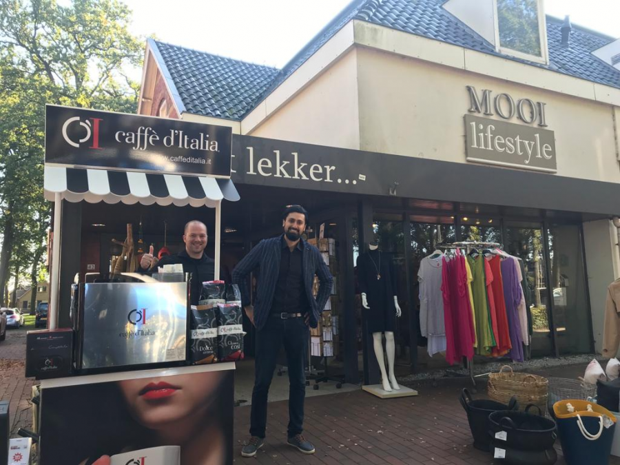 De eigenaren van Caffè d'Italia bereiden koffie bij de winkel van Mooi Lifestyle