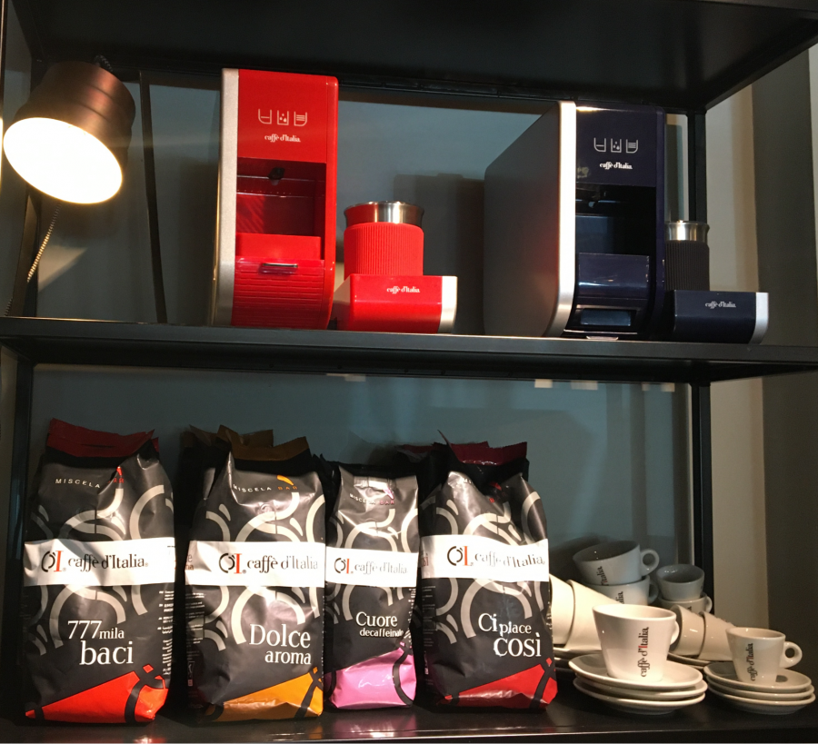 Frontaal shot van koffieproducten van Caffè d'Italia in een winkelkast