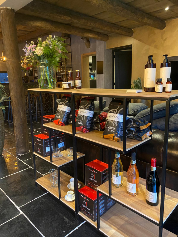 Stellingkast met koffieproducten van Caffè d'Italia in een winkel