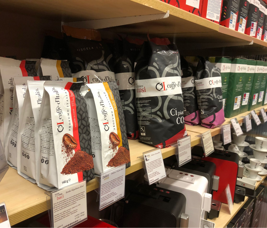 Zakken met koffie in een winkelschap