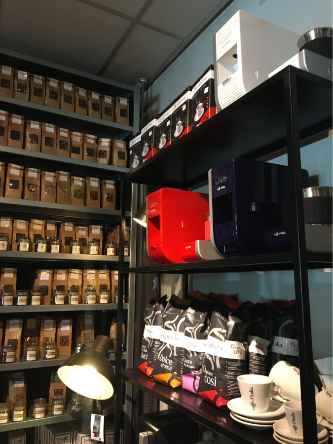 Koffiemachines, bonen en capsules in een winkel