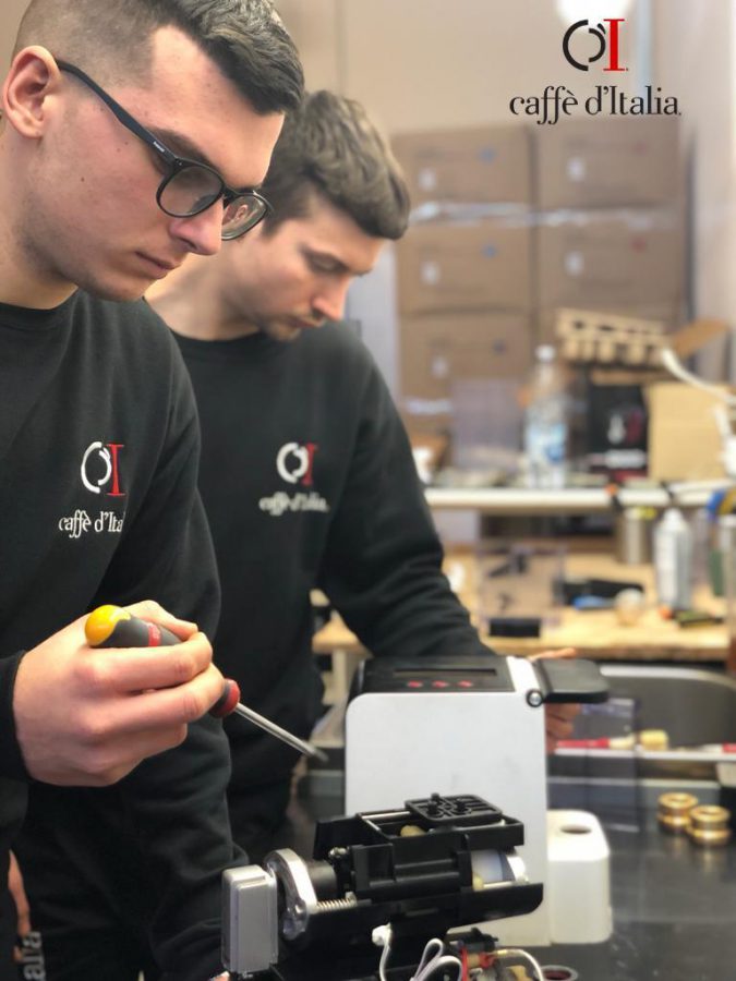 Montage van koffiemachines in een fabriek van Caffè d'Italia