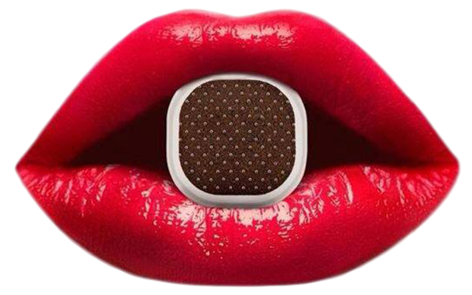 Rode lippen met een vierkante koffie capsule