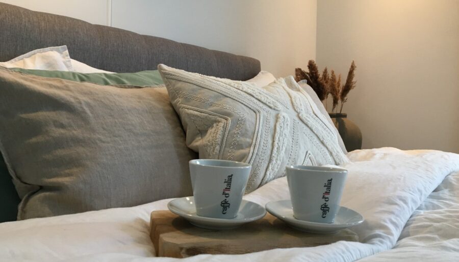 koffiekopjes op een bed