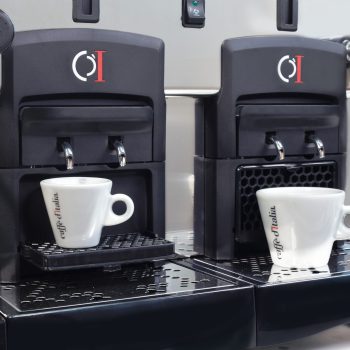 Closeup horeca koffie machine met kopjes