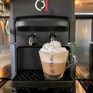 Italiaanse koffie met room gemaakt met een van onze koffiemachines