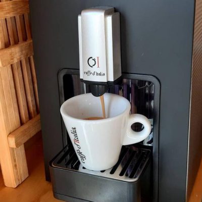 chikko-grijs-koffie-in-actie