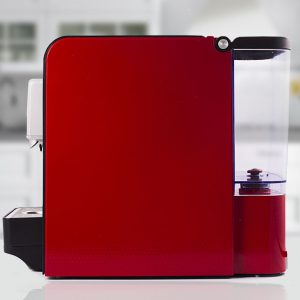 Zijshot van een rode Chikko koffiemachine