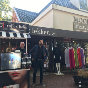 De eigenaren van Caffè d'Italia bereiden koffie bij de winkel van Mooi Lifestyle