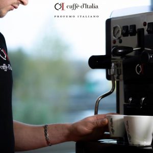 Een barista maakt koffie klaar met een horeca machine