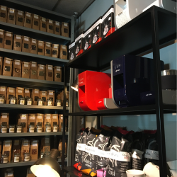 Koffiemachines, bonen en capsules in een winkel