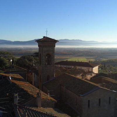 Uitzicht van een oud Toscaans dorp met in de verte bergen